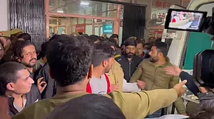 لکھنؤ حادثہ: سماجوادی پارٹی کے ترجمان عباس علی حیدر کی والدہ اور اہلیہ کا انتقال، اسپتال میں ہنگامہ