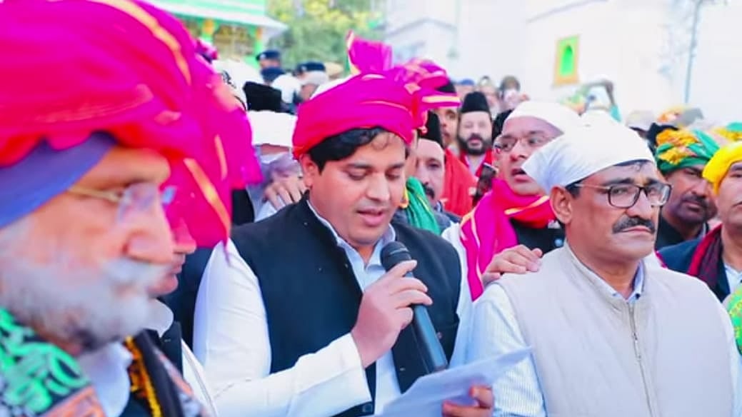 <div class="paragraphs"><p>کانگریس صدر کھڑگے کا پیغام پڑھ کر سناتے ہوئے عمران پرتاپ گڑھی</p></div>