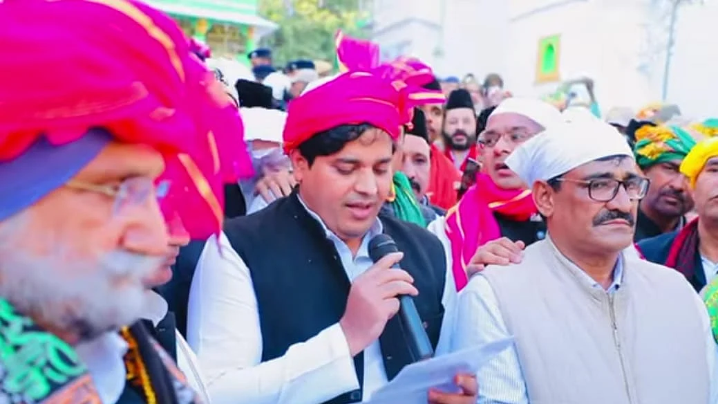 <div class="paragraphs"><p>کانگریس صدر کھڑگے کا پیغام پڑھ کر سناتے ہوئے عمران پرتاپ گڑھی</p></div>