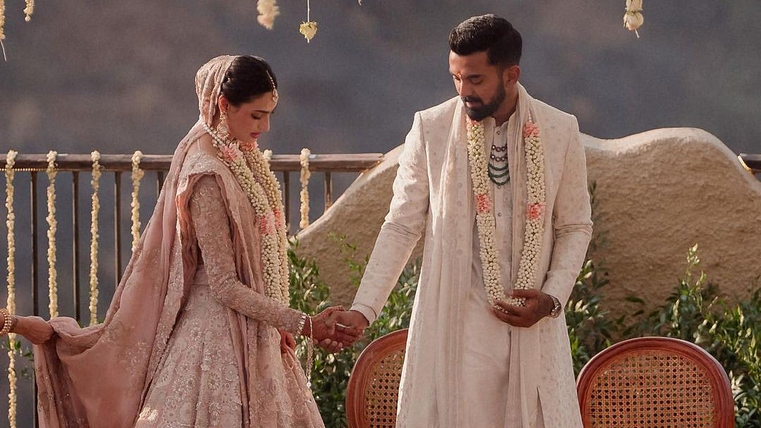 <div class="paragraphs"><p>کے ایل راہل اور اتھیا شیٹی  </p></div>