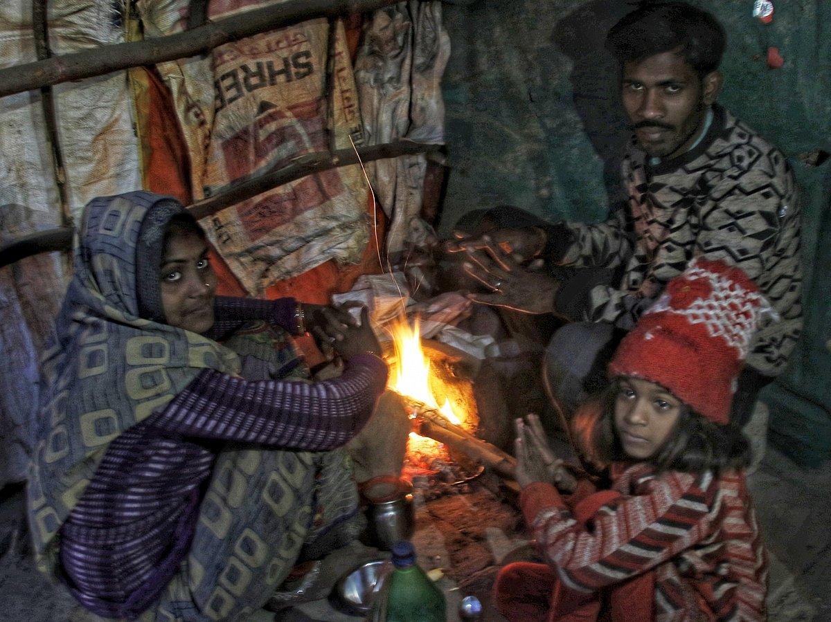 دہلی میں شدید سردی جاری، درجہ حرارت 2 ڈگری سے نیچے، گھنی دھند سے ٹرین اور ہوائی ٹریفک متاثر، رفتار پر لگا بریک