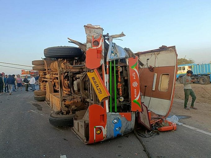 مہاراشٹر: ناسک-شرڈی شاہراہ پر بس اور ٹرک میں خوفناک تصادم، 10 افراد ہلاک، متعدد زخمی