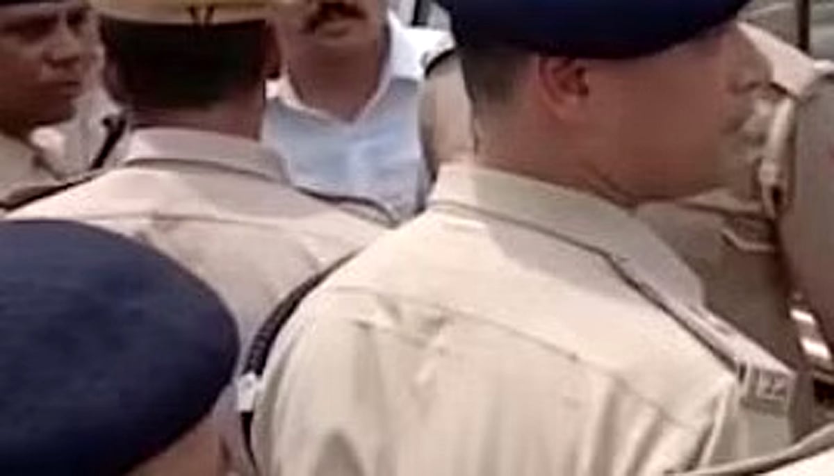 اقتدار کا نشہ! بنگلورو میں بی جے پی لیڈر پولیس انسپکٹر سے مار پیٹ کرنے کے الزام میں گرفتار