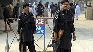 پاکستان: دہشت گردوں کا پشاور کے تھانہ پر حملہ، ڈی ایس پی سمیت 3 پولیس اہلکار جان بحق