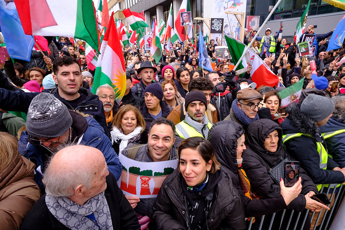 برسلز میں یورپی یونین کے صدر دفتر کے باہر ہزاروں لوگوں کا ایران مخالف احتجاج