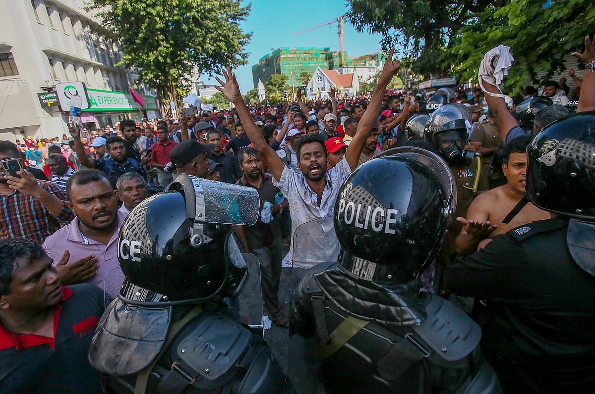 سری لنکا میں احتجاج کے دوران پولیس کے ساتھ مظاہرین کی جھڑپ، ایک درجن سے زائد زخمی