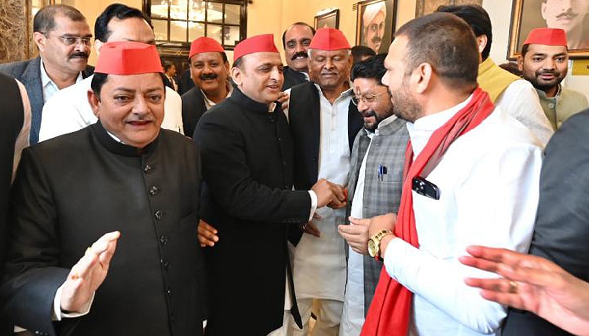 یوپی بجٹ اجلاس: شیروانی پہن کر اسمبلی پہنچے اکھلیش اور دیگر پارٹی ارکان، اعظم خان کے ساتھ کیا یکجہتی کا اظہار