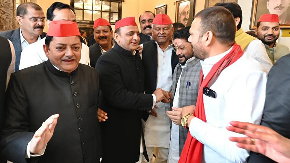 <div class="paragraphs"><p>شیروانی میں اسمبلی پہنچے اکھلیش / ٹوئٹر /&nbsp;@MediaCellSP</p></div>