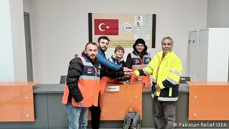 ترکی میں انسانوں اور پالتو جانوروں کو ملبے سے زندہ نکالنے کی کوششوں میں شامل پاکستانی ریسکیو ٹیم