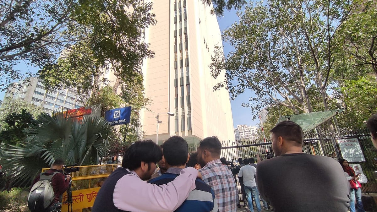 <div class="paragraphs"><p>بی بی سی کے دہلی دفتر پر چھاپہ ماری / قومی آواز / وپن</p></div>