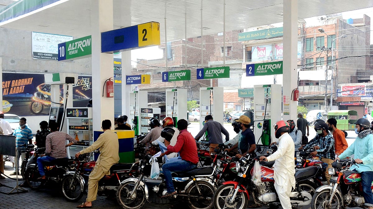 <div class="paragraphs"><p>پاکستان میں پٹرول کے لمبی قطار، تصویر آئی اے این ایس</p></div>