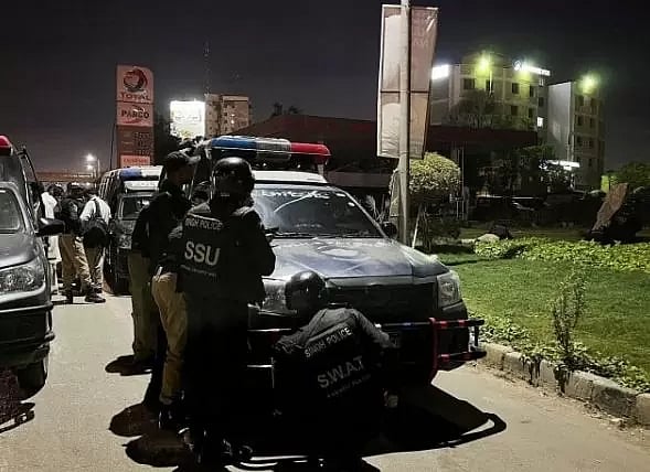 پاکستان: کراچی پولیس چیف کے دفتر پر حملہ، 3 دہشت گردوں سمیت 7 افراد ہلاک، 19 زخمی