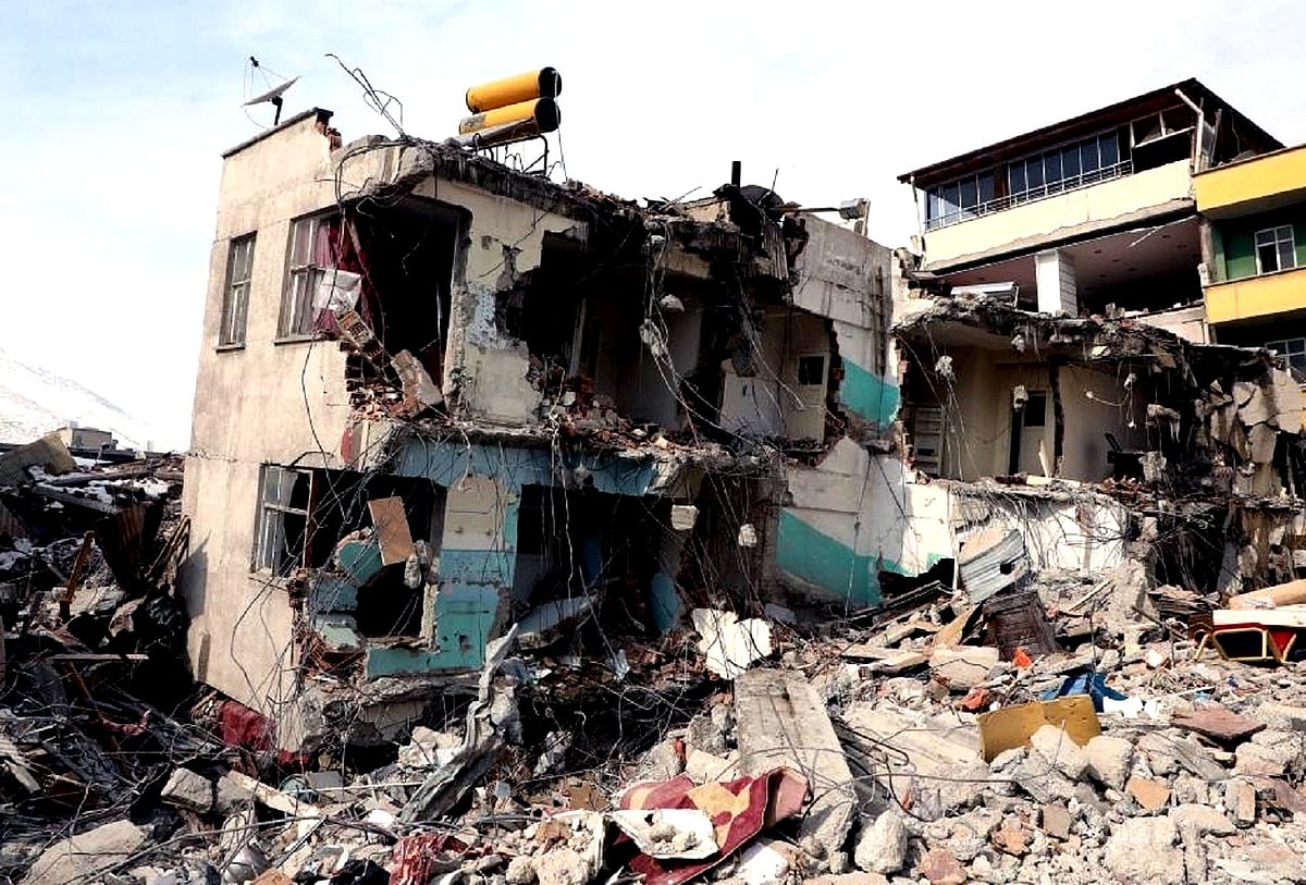 ترک حکومت نے زلزلے سے منہدم ہونے والی عمارتوں کی تحقیقات شروع کر دیں، 184 افراد کو حراست میں لیا گیا