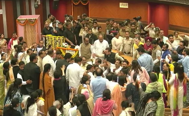 ایم سی ڈی قائمہ کمیٹی کے الیکشن میں بی جے پی اور عآپ کے کونسلروں میں جھڑپ، میئر نے لگایا حملہ کا الزام