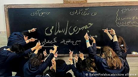 لڑکیاں اسکول نہ جاسکیں اس لیے انہیں زہر دیا گیا، ایرانی وزیر