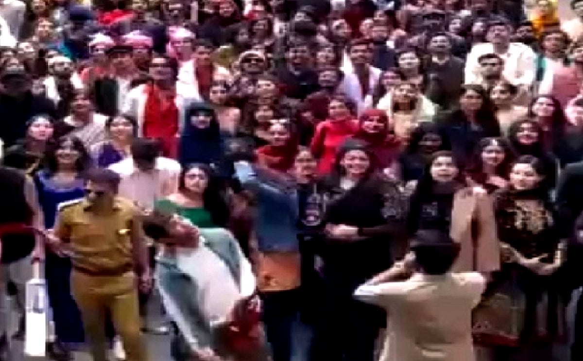 پاکستان میں ’بالی ووڈ‘ کو لے کر وبال! لاہور یونیورسٹی کے طلبا ’راج ملہوترا‘ اور ’سنگھم‘ بن کر سڑکوں پر نکلے