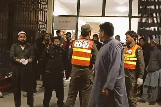 پاکستان میں المناک حادثہ، ٹینکر ٹرک اور مسافر بس کی ٹکر، 17 افراد ہلاک