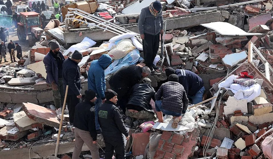 ترکیے اور شام میں زلزلوں سے مچی تباہی کے درمیان سامنے آ رہیں دردناک کہانیاں، لاشیں نکالنے والوں کا پھٹ رہا کلیجہ!