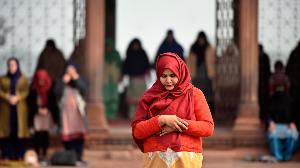 <div class="paragraphs"><p>مسجد میں نماز ادا کرتیں خواتین / Getty Images</p></div>