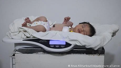 زلزلے کے بعد ملبے کے نیچے جنم لینے والی شامی بچی