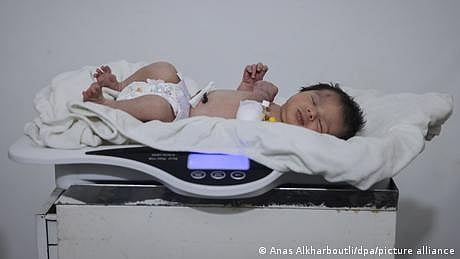 زلزلے کے بعد ملبے کے نیچے جنم لینے والی شامی بچی