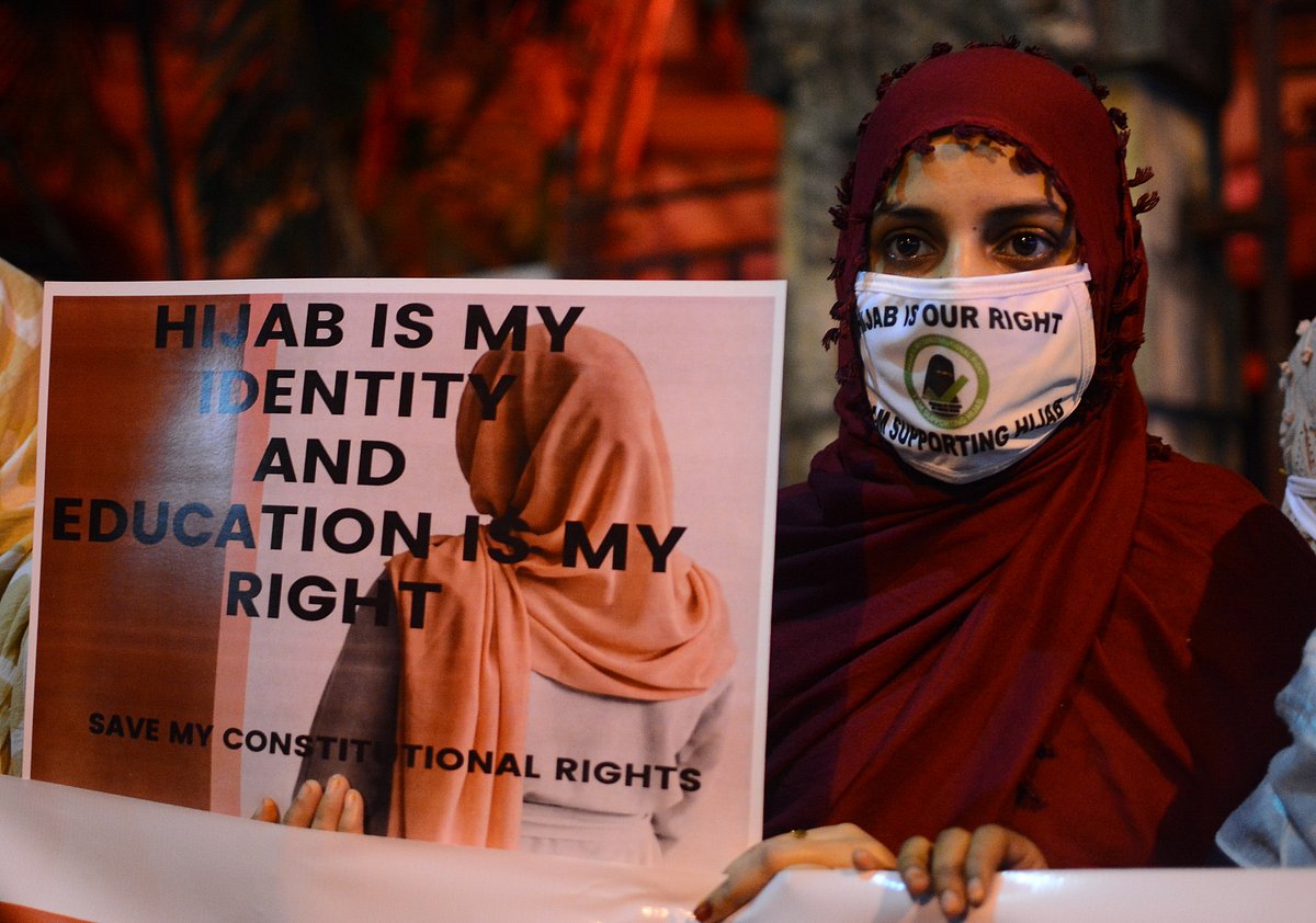 حجاب تنازع کا ایک سال مکمل: کوئی لوٹا دے میرے بیتے ہوئے تعلیمی سال