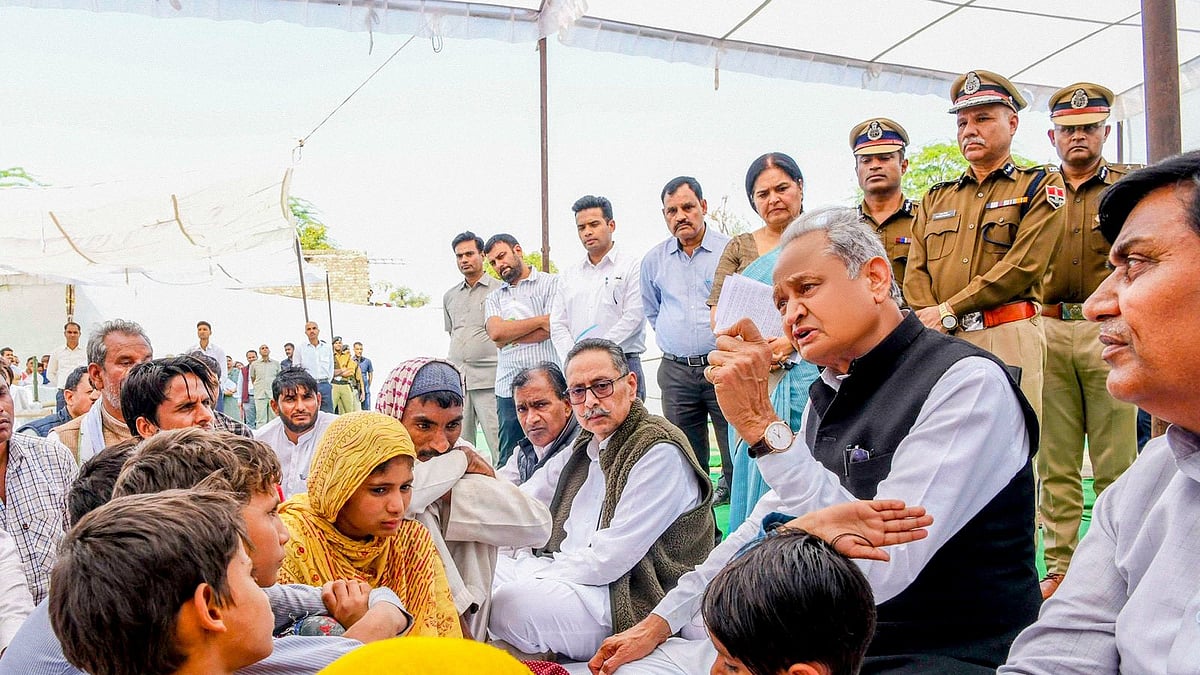 <div class="paragraphs"><p>ناصر اور جنید کے اہل خانہ سے ملاقات کرتے ہوئے وزیر اعلیٰ گہلوت</p></div>