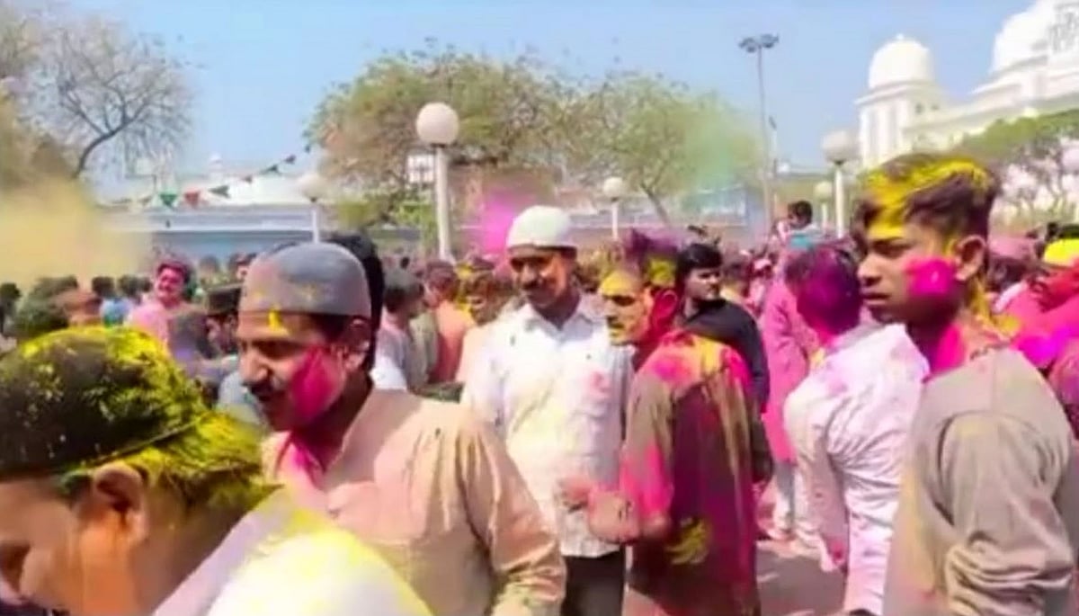 یوپی کے دیوا شریف میں اڑے محبت کے رنگ، ہندو مسلمانوں نے مل کر کھیلی پیار کی ہولی
