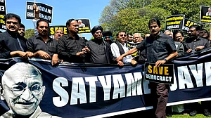 راہل گاندھی کی حمایت میں اپوزیشن کا پارلیمنٹ سے سڑک تک مظاہرہ، کالے کپڑے پہن کر کیا احتجاج