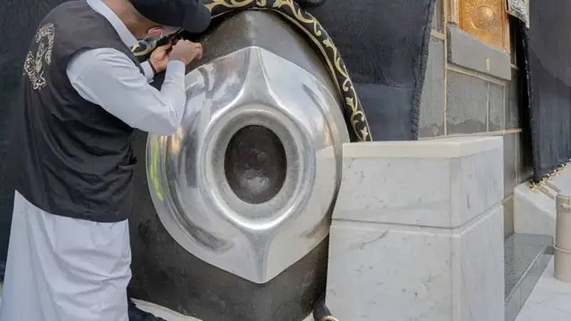 خانہ کعبہ: حجر اسود اور رکن یمانی کے اطراف غلاف کعبہ کی کڑھائی والے حصے تبدیل