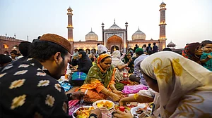 <div class="paragraphs"><p>رمضان کے دوران افطار کی فائل تصویر / Getty Images</p></div>