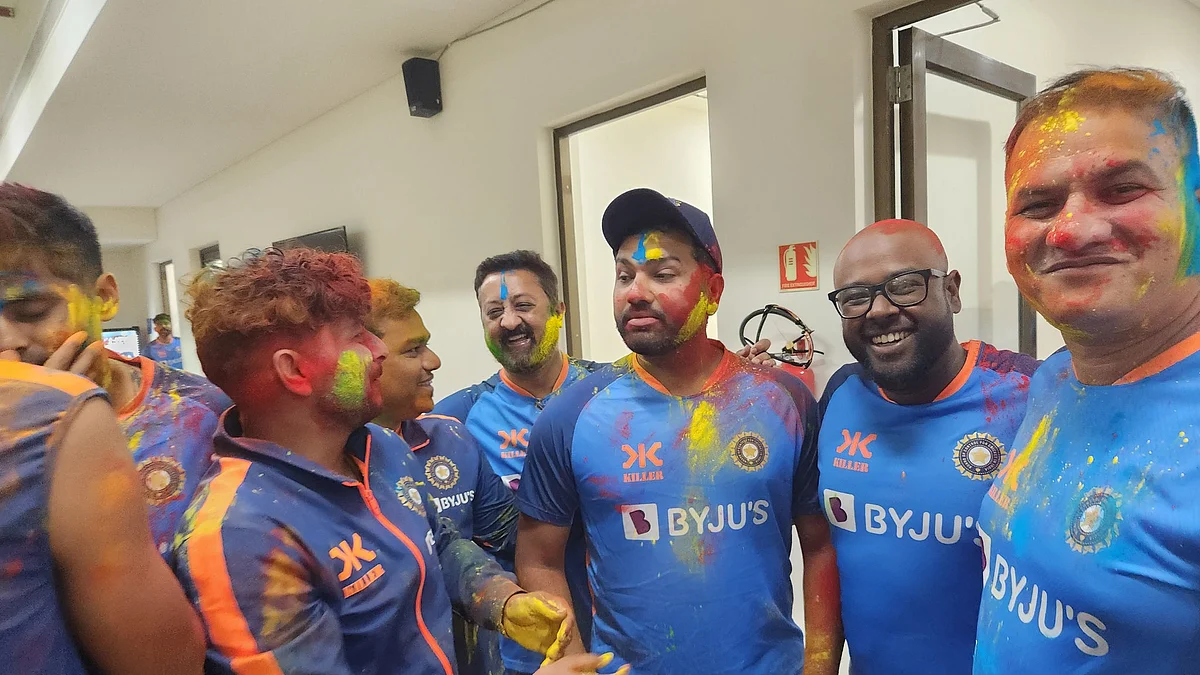 <div class="paragraphs"><p>ٹیم کے ساتھ ہولی مناتے کپتان روہت شرما / تصویر ٹوئٹر / @BCCI</p></div>