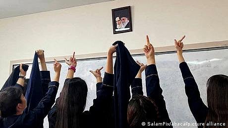 ایران: لڑکیوں کے اسکولوں پر گیس حملوں  میں 100 سے زائد بیمار
