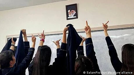 ایران: لڑکیوں کے اسکولوں پر گیس حملوں  میں 100 سے زائد بیمار