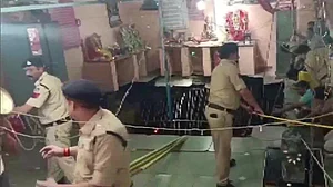 اندور حادثہ: مندر کے کنویں سے اب تک 35 لاشیں برآمد، فوج نے چلایا سرچ آپریشن