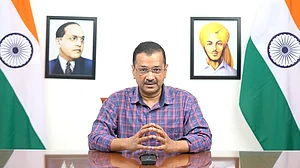 منیش سسودیا کی گرفتاری کے خلاف دہلی کے وزیر اعلی اروند کیجریوال کا احتجاج، مراقبہ میں بیٹھے