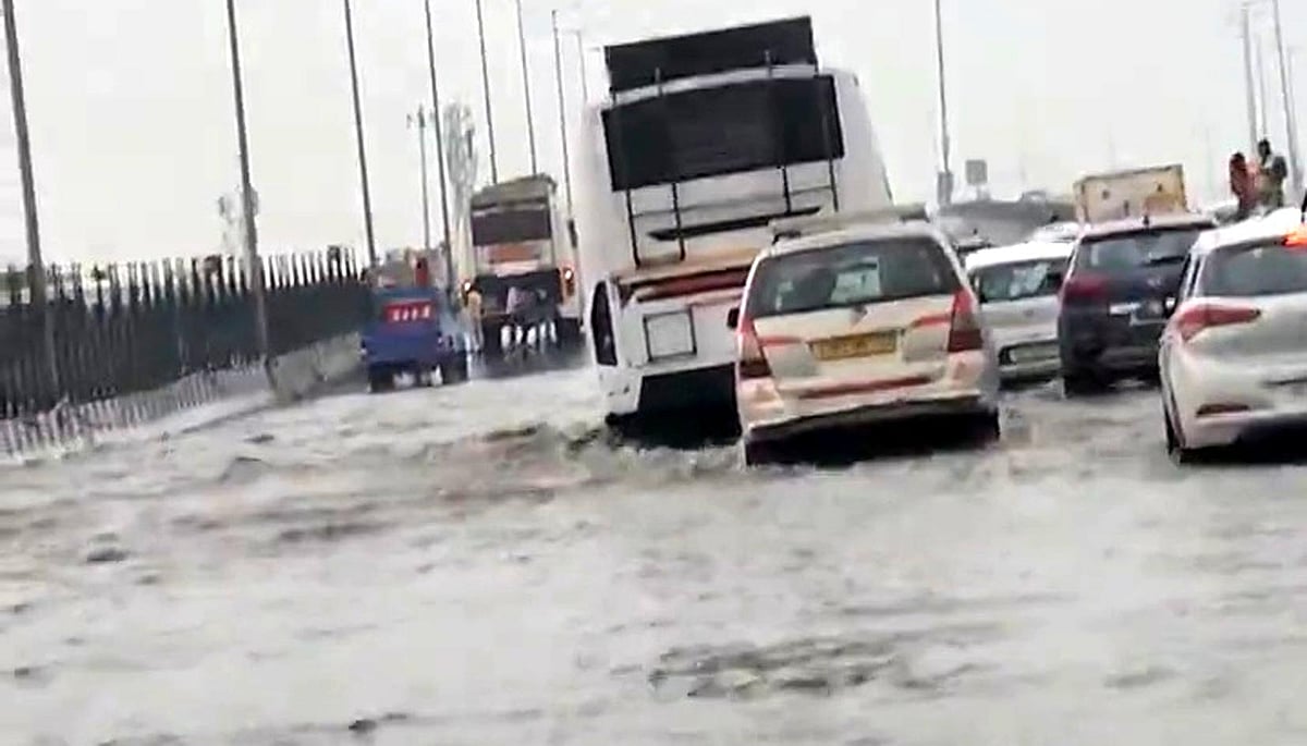 بارشوں کے سبب تالاب بنا دہلی-میرٹھ ایکسپریس وے، رینگتی ہوئی نظر آئیں گاڑیاں