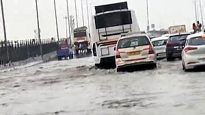 بارشوں کے سبب تالاب بنا دہلی-میرٹھ ایکسپریس وے، رینگتی ہوئی نظر آئیں گاڑیاں