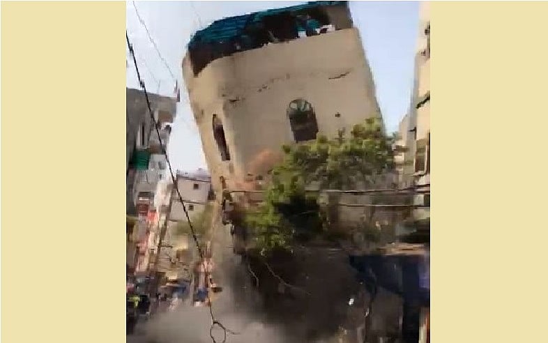 دہلی میں تاش کے پتوں کی طرح بھربھرا کر منہدم ہو گئی پانچ منزلہ عمارت، مدد کے لیے چیختے نظر آئے لوگ