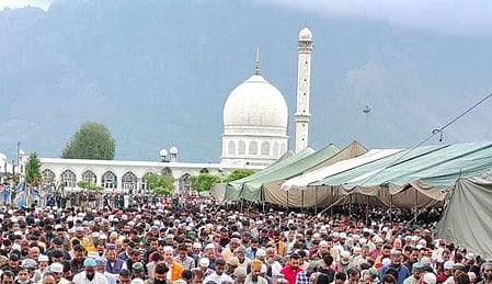 کشمیر میں عید الفطرکے روح پرور اجتماعات،تاریخی جامع مسجد سری نگر میں نماز عید نہیں ہوئی