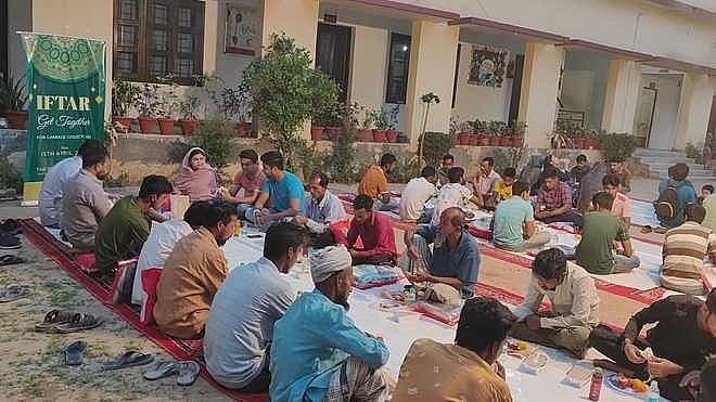 وژن 2026 نے اوکھلا کے کوڑے والوں کے لیے افطار کا اہتمام کیا