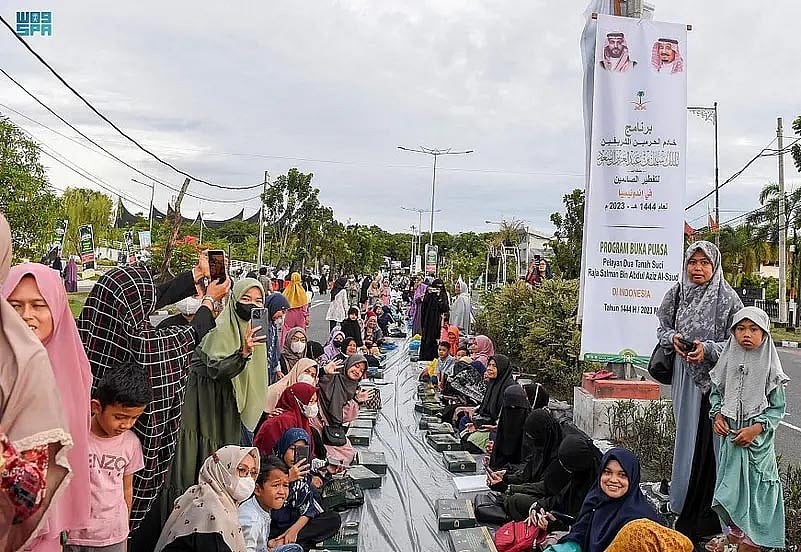 انڈونیشیا: سعودی عرب کے زیر اہتمام 1200 میٹر کا طویل ترین افطار دسترخوان