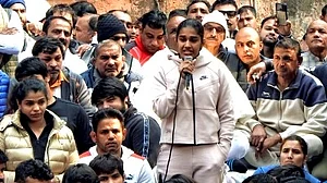 ببیتا نے ہمیں دھرنے پر بیٹھنے کے لیے مجبور کیا اور پھر دھوکہ دے دیا، پہلوان کا الزام