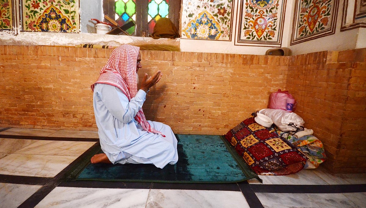 اعتکاف: اللہ کے لیے ضبط نفس، گوشۂ تنہائی میں سب سے کنارہ کشی اور علائق دنیا سے بے رغبتی کا عملی اظہار