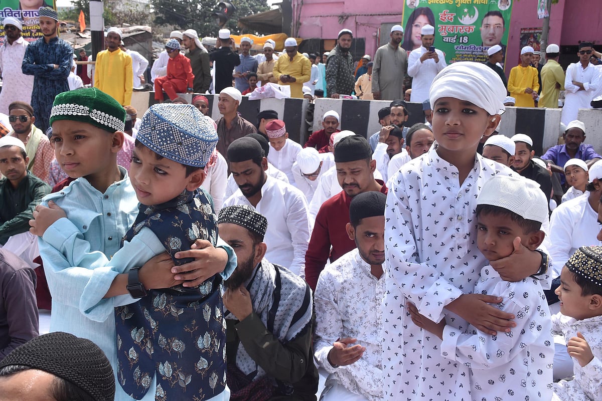 <div class="paragraphs"><p>رانچی عیدگاہ میں عید کی نماز کے بعد بچے گلے ملتے ہوئے</p></div>