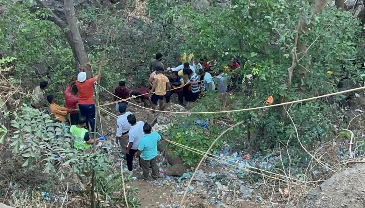 پونے کے لوناولا میں خوفناک حادثہ، بے قابو بس 500 فٹ گہری کھائی میں جاگری، 13 افراد ہلاک