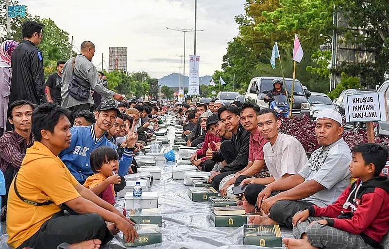 انڈونیشیا: سعودی عرب کے زیر اہتمام 1200 میٹر کا طویل ترین افطار دسترخوان