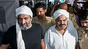 عتیق، اشرف کے سرعام قتل کے بعد بی جے پی حکومت پر تنقید، اپوزیشن نے پوچھا- ’یوپی میں کس کا راج؟‘