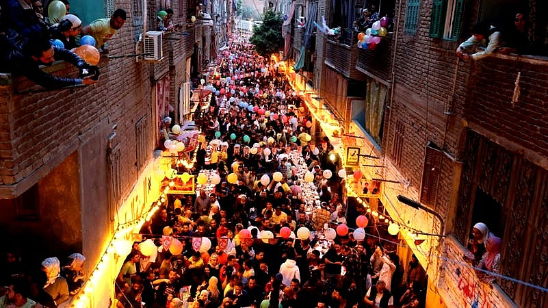 مصرمیں وسیع عریض افطار دسترخوان، مصری کھابوں کے دلدادہ کورین سفیر کی شرکت