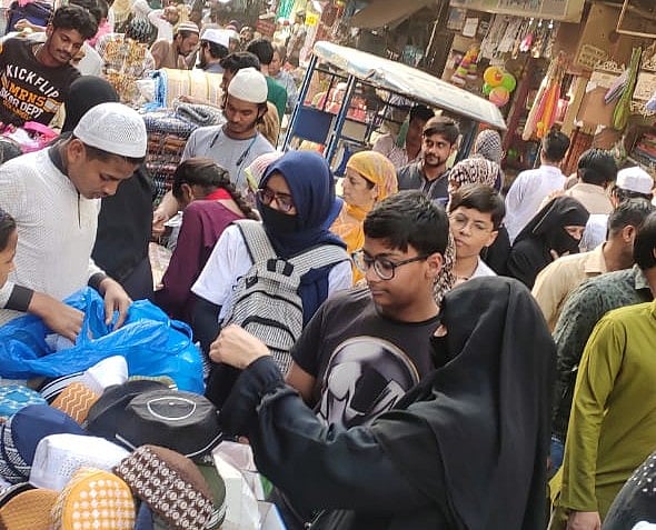 عید کی تیاریوں میں مگن ہیں مسلمان، لیکن بے روزگاری و مہنگائی کی وجہ سے ہاتھ کھینچے ہوئے ہیں